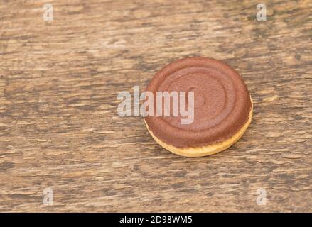 Drei Geschmacksrichtungen in einem einzigen Keks, zwei Seiten und eine leckere Creme in der Mitte. Auf Holzhintergrund Stockfoto