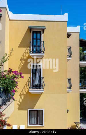 Fenster mit Balkon auf der Fassade mit gusseisernen Verzierungen in Bodrum, Türkei Stockfoto