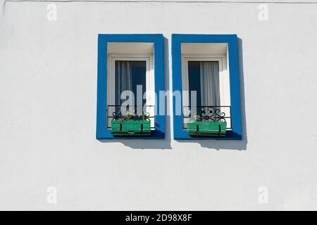 Zwei Fenster mit den Blumentöpfen auf der weißen Wand in Bodrum, Türkei, Kopie Raum Stockfoto