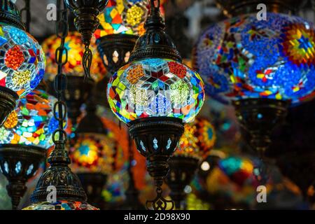 Bunte türkische Mosaik Glas Lampen für den Verkauf am Wochenmarkt in Bodrum, Türkei. Nahaufnahme Stockfoto