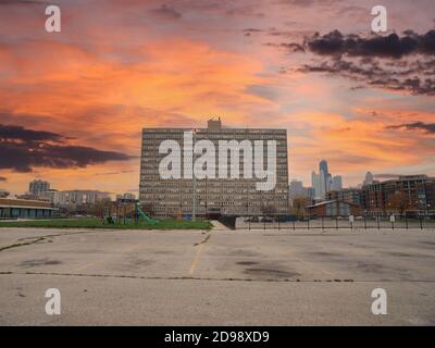 Archiv 2009 Ansicht von Caprini Green öffentlichen Wohnprojekt Turm mit Sonnenuntergang Himmel in Chicago Illinois. Der Turm wurde 2010 abgerissen. Stockfoto