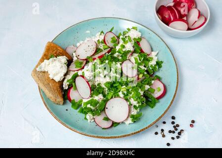 Hüttenkäse mit Rettich und Schnittlauch - leichtes gesundes Frühstück Stockfoto