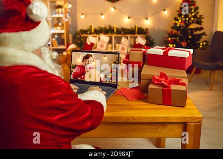 Santa Blick auf Laptop-Bildschirm Spionage auf kleinen Jungen, der ist Schreiben und Versenden von Weihnachtsbrief Stockfoto