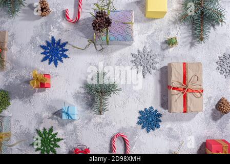 Neujahr und weihnachten Flatlay Draufsicht, auf einem weiß-grauen Hintergrund Neujahr Artikel Details Weihnachtskomposition. Weihnachtsgeschenk, Tannenzapfen, thuja br Stockfoto