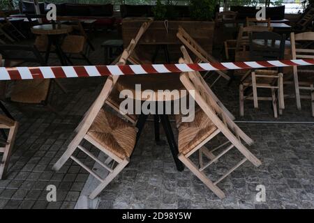 Außenansicht eines geschlossenen Restaurants während des ersten Tages der Umsetzung der neuen restriktiven Maßnahmen gegen die Ausbreitung der Pandemie von Covid-19, in Athen, Griechenland am 3. November 2020. Quelle: ALEXANDROS MICHAILIDIS/Alamy Live News Stockfoto