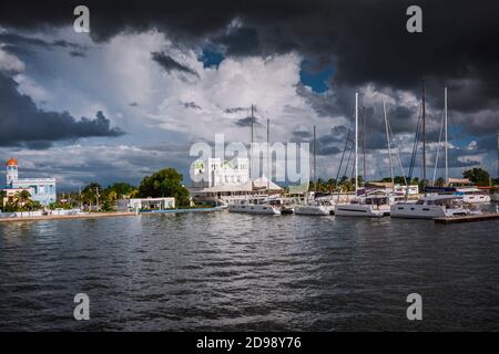 Bedrohliche cloudfront kündigt einen tropischen Sturm, Cienfuegos Bucht. Cienfuegos, Kuba, Lateinamerika und die Karibik Stockfoto