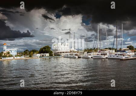 Bedrohliche cloudfront kündigt einen tropischen Sturm, Cienfuegos Bucht. Cienfuegos, Kuba, Lateinamerika und die Karibik Stockfoto