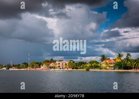 Bedrohliche cloudfront kündigt einen tropischen Sturm, Cienfuegos Bucht. Cienfuegos, Kuba, Lateinamerika und die Karibik Stockfoto