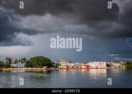Bedrohliche cloudfront kündigt einen tropischen Sturm, Cienfuegos Bucht. Cienfuegos, Kuba, Lateinamerika und die Karibik Stockfoto