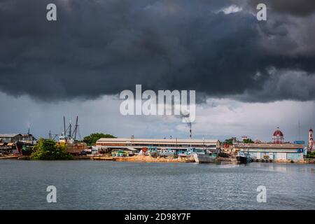 Bedrohliche cloudfront kündigt einen tropischen Sturm, Cienfuegos Bucht. Cienfuegos, Kuba, Lateinamerika und die Karibik Stockfoto