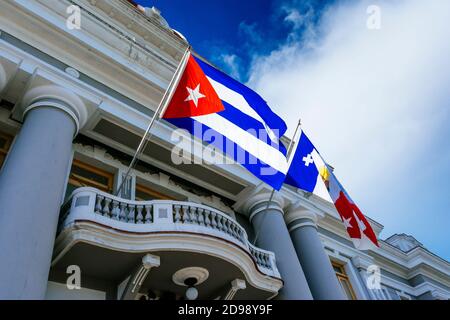 Details. Kubanische Flagge winkt an der Fassade des Palacio de Gobierno - Regierungspalast - Rathaus und Provinzmuseum. Cienfuegos, Kuba, Lateinamerika Stockfoto