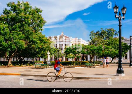 Mann auf dem Fahrrad im José Martí Park, im Hintergrund das Tomas Terry Theater, Cienfuegos, Kuba, Lateinamerika und die Karibik Stockfoto