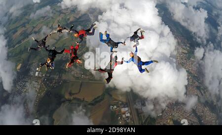 Skydiving Freunde halten Hände Stockfoto