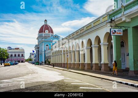 Südseite des José Martí Parks mit Palacio de Gobierno - Regierungspalast - Rathaus und Provinzmuseum, Cienfuegos, Kuba, Lateinamerika und Stockfoto