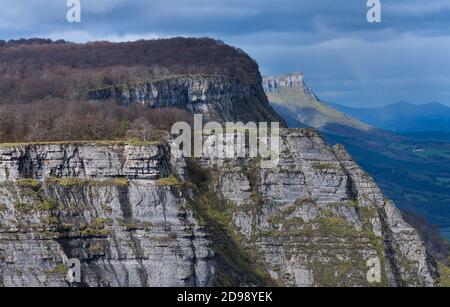 Herbstlandschaft am Salto del Río Nervion im Naturdenkmal Monte Santiago. Region der Merindades. Provinz Burgos, Autonome Kommune Stockfoto