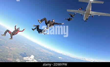 Fallschirmspringer, die Spaß haben, aus dem Flugzeug zu springen Stockfoto