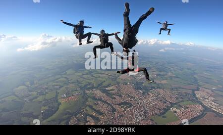 Fallschirmspringer, die Spaß haben, aus dem Flugzeug zu springen Stockfoto