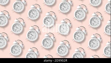 Trendige Sommer weiße Uhr auf pastellrosa Hintergrund. Minimales Zeitkonzept für Muster. Stockfoto