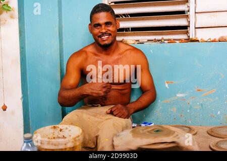 Potter auf eine Pause von seiner Arbeit. Die Stadt Trinidad hat eine lange Tradition der Töpferei von den Eingeborenen der Insel. Zur Zeit setzt sie producin fort Stockfoto