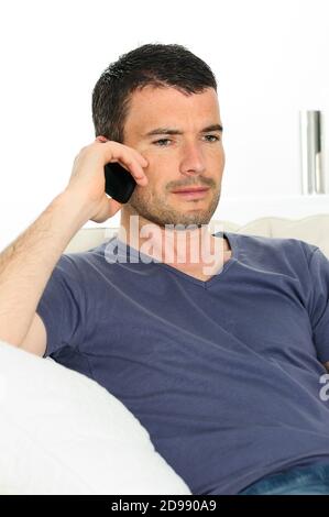 Mann mit einer Kommunikation mit einem cellephone Stockfoto
