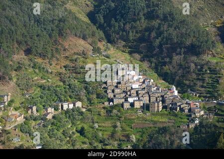 Panoramablick auf das Dorf Piodao Schieferschiefer in Serra da Estrela, Portugal Stockfoto