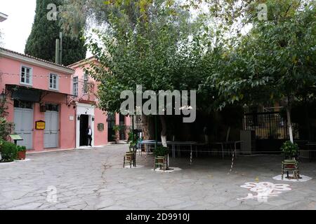 Außenansicht eines geschlossenen Restaurants während des ersten Tages der Umsetzung der neuen restriktiven Maßnahmen gegen die Ausbreitung der Pandemie von Covid-19, in Athen, Griechenland am 3. November 2020. Quelle: ALEXANDROS MICHAILIDIS/Alamy Live News Stockfoto