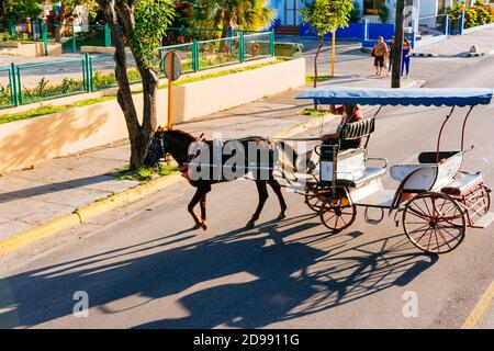 Pferdekutschenfahrt auf der Straße. Varadero, Cárdenas, Matanzas, Kuba, Lateinamerika und die Karibik Stockfoto