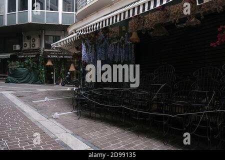 Außenansicht eines geschlossenen Restaurants während des ersten Tages der Umsetzung der neuen restriktiven Maßnahmen gegen die Ausbreitung der Pandemie von Covid-19, in Athen, Griechenland am 3. November 2020. Quelle: ALEXANDROS MICHAILIDIS/Alamy Live News Stockfoto