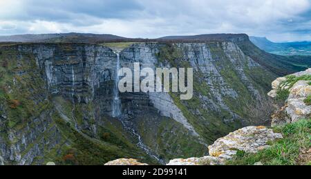 Herbstlandschaft am Salto del Río Nervion im Naturdenkmal Monte Santiago. Region der Merindades. Provinz Burgos, Autonome Kommune Stockfoto