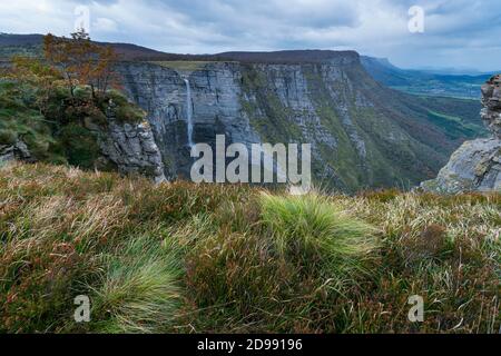 Herbstlandschaft am Salto del Río Nervion im Naturdenkmal Monte Santiago. Region der Merindades. Provinz Burgos, Autonome Kommune Stockfoto