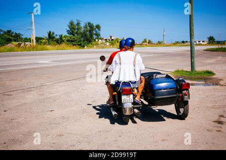 Paar auf Motorrad mit Seitenwagen. Parador El Peñón del Fraile, Tankstelle. Vía Blanca km 52, Santa Cruz del Norte. Mayabeque, Kuba, Latein A Stockfoto