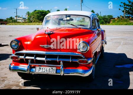1954 Chevrolet Bel Air 4-türige Limousine geparkt. Parador El Peñón del Fraile, Tankstelle. Vía Blanca km 52, Santa Cruz del Norte. Mayabeque, Kuba Stockfoto