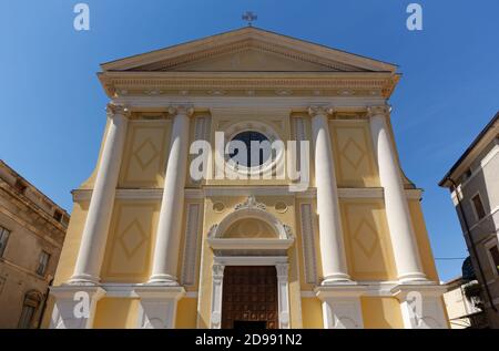 Fassade der Kirche von San Lorenzo Martyre in Soave, Italien Stockfoto