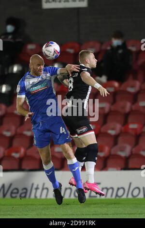 Cleethorpes, Großbritannien. November 2020. Barrows Jason Taylor bestreitet einen Header mit Owen Windsor von Grimsby Town während des Sky Bet League 2-Spiels zwischen Grimsby Town und Barrow im Blundell Park, Cleethorpes am Dienstag, den 3. November 2020. (Kredit: Mark Fletcher, Mi News) Kredit: MI Nachrichten & Sport /Alamy Live Nachrichten Stockfoto