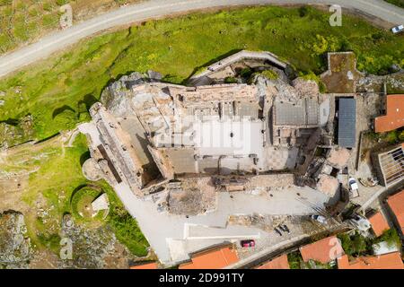 Castelo Rodrigo Drohne oben Luftaufnahme Dorflandschaft, in Portugal Stockfoto