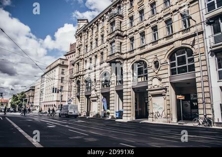 Berlin/Deutschland - 13. Mai 2019: Klassische Architektur aus dem 18. Bis 19. Jahrhundert an Berliner Straßen, bewölkter Sommertag, Sehenswürdigkeiten Stockfoto