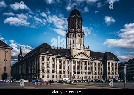 Berlin, Deutschland / 14. Mai 2019: Hauptgebäude des Alten Stadthauses, eines ehemaligen Verwaltungsgebäudes in Berlin, das derzeit vom Senat genutzt wird Stockfoto