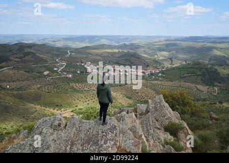 Frau soziale Distanzierung Blick auf Castelo Melhor Luftbild aus Aussichtspunkt miradouro de Sao Gabriel Stockfoto