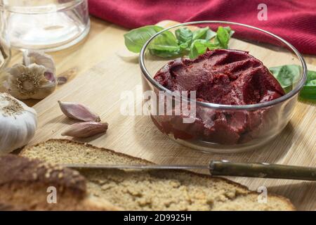 Sizilianische Produkte: Eine Schüssel mit konzentrierter Tomatensauce namens 'Astratto' Stockfoto