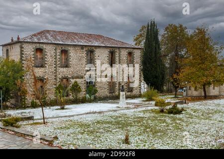 Traditionelles Steingebäude der Grundschule im Dorf Spileo (Spilaio) in der Bergregion Grevena, Mazedonien, Griechenland Stockfoto