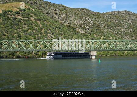 Boote auf Eisenbahnbrücke in Douro Region in Ferradosa, Portugal Stockfoto