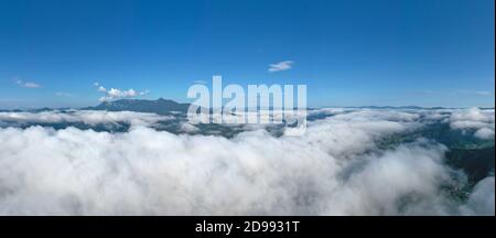Fliegende Drohne über niedrigen Wolken in Sommerbergen, Wolkenszene in rumänischen Karpaten. Stockfoto