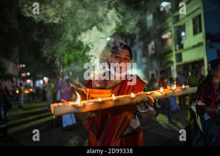 Hindu-Anhänger feiern Rakher Upobash, eine Gelegenheit der Hindu-Religiösen in Shri Shri Lokanath Brahmachar Ashram und während ihres Fastenprogramms namens Kartik Brati oder Rakher Upobash in Baradi in Narayangonj, Bangladesch am 03. November 2020. Stockfoto