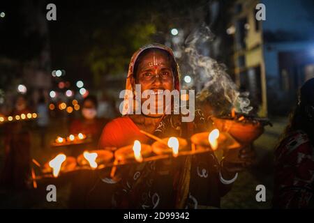 Hindu-Anhänger feiern Rakher Upobash, eine Gelegenheit der Hindu-Religiösen in Shri Shri Lokanath Brahmachar Ashram und während ihres Fastenprogramms namens Kartik Brati oder Rakher Upobash in Baradi in Narayangonj, Bangladesch am 03. November 2020. Stockfoto