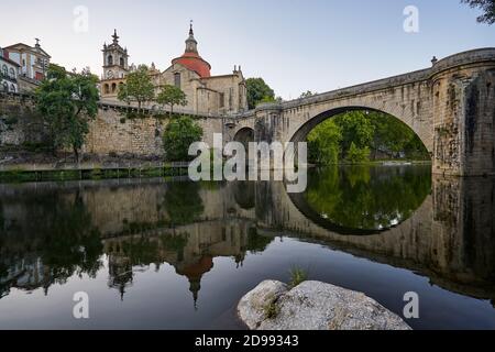 Amarante Kirche Blick mit Sao Goncalo Brücke bei Sonnenuntergang, in Portugal Stockfoto