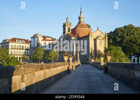 Amarante Ansicht mit Ponte Sao Goncalo Brücke, in Portugal Stockfoto