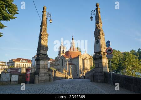 Amarante Ansicht mit Ponte Sao Goncalo Brücke, in Portugal Stockfoto