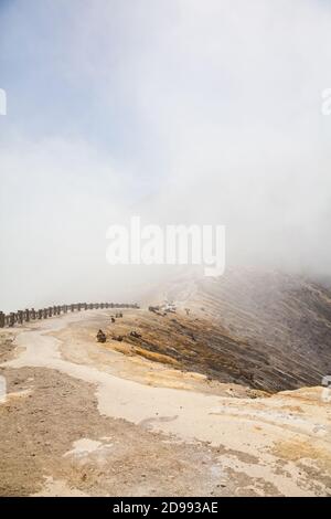 Ijen Vulkan, Indonesien. Arbeiter bauen Schwefel aus dem Krater des Vulkans ab. Schwefelabbau. Stockfoto