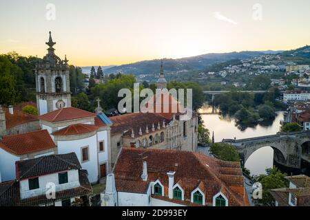 Amarante Drohne Luftbild mit schöner Kirche und Brücke in Portugal bei Sonnenaufgang Stockfoto