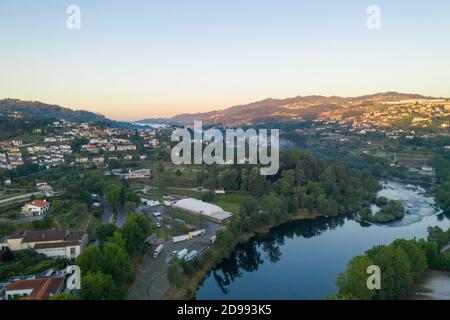 Amarante Drohne Luftaufnahme mit der Stadtlandschaft in Portugal Bei Sonnenaufgang Stockfoto